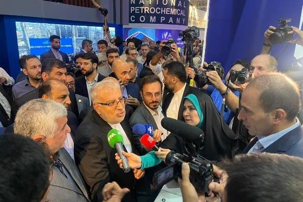 هفدهمین نمایشگاه ایران پلاست افتتاح شد/بازدید وزیر نفت از غرفه پتروشیمی شازند