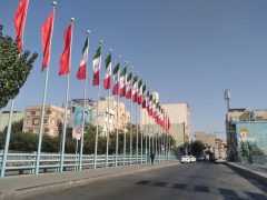 نصب ابر پرچم ایران در منطقه چهار به مناسبت ۲۲ بهمن