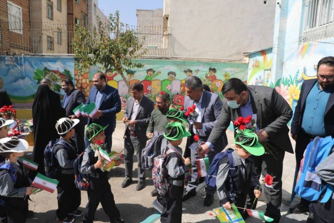 ‍ برگزاری آیین جشن شکوفه ها در دبستان هیات امنایی حاج محمد تقی کرباسی منطقه ۱۹