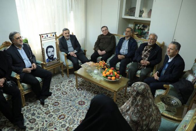 شهردار منطقه ۱۲ به دیدار خانواده شهید رضا آبادکار رفت