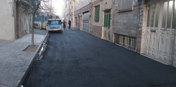 بهبود ایمنی و بهسازی ۶۸۰ مترمربع از معابر منطقه ۱۹ با اجرای عملیات لکه‌گیری آسفالت