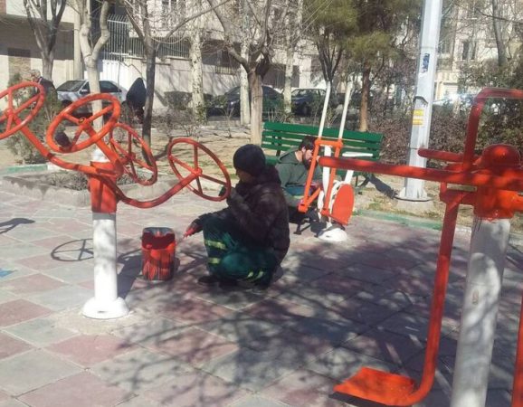 رنگ‌آمیزی تجهیزات شهری بوستان‌ها و میادین منطقه ۸