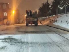 آماده‌باش کامل نیروهای خدمات شهری؛ عملیات گسترده نمک‌پاشی در معابر اصلی انجام شد