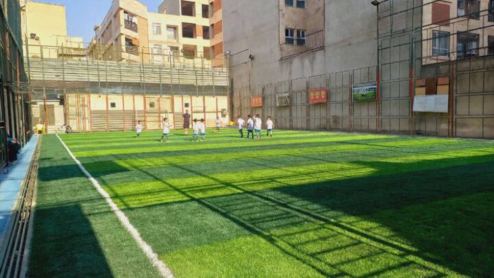 بازسازی و نوسازی چهار زمین چمن مصنوعی در منطقه ۸