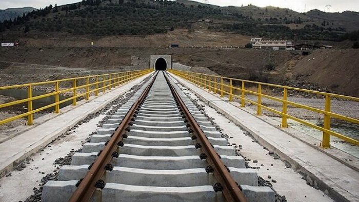 وزیر راه و شهرسازی: خط ریلی چابهار زاهدان شاهرگ ارتباطی کشور است