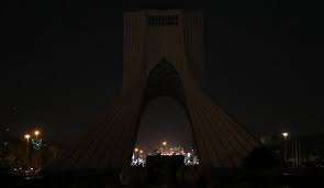 برج آزادی به احترام زمین خاموش شد