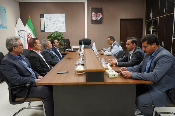 بانک ملی در کنار پتروشیمی ایلام قرار دارد