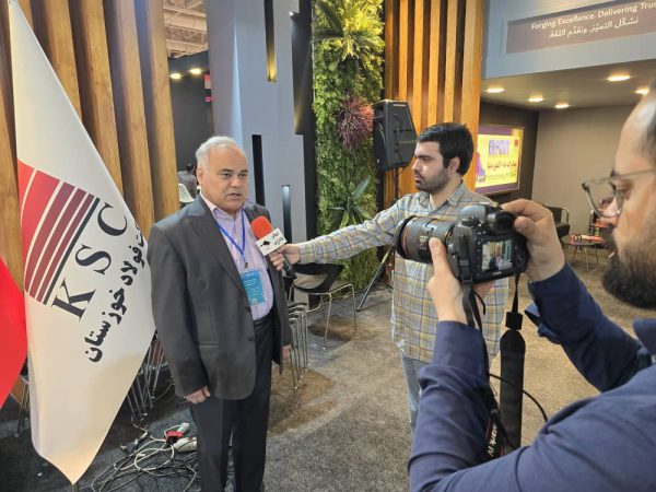 موقعیت جغرافیایی و دسترسی به آب های آزاد، شبکه منظم حمل و نقل و نزدیکی به بازارهای هدف در منطقه، از مزیت های رقابتی فولاد خوزستان نسبت به رقبا در حوزه صادرات محصول است