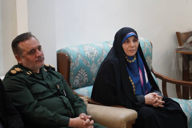 دیدار شهردار منطقه ۸ با خانواده شهید محله فدک؛ شهیدی که پس از ۴۲ سال بازگشت