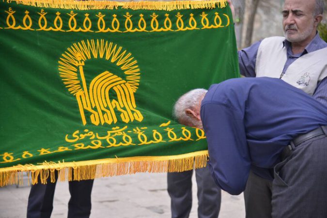 پرچم مطهر امام رضا (ع) در کهف الشهداء برافراشته شد