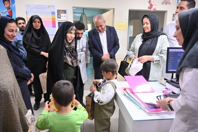 دیدار رئیس کمیته سلامت شورای شهر تهران با کودکان در بیمارستان شهدای تجریش