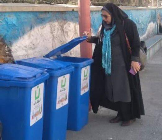 آموزش مدیریت پسماند و توزیع نهال در منطقه یک