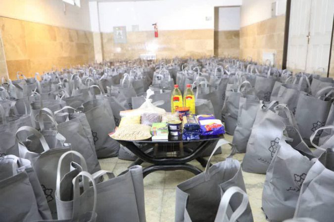 توزیع ۱۰۰۰ بسته معیشتی میان خانواده‌های کم برخوردار منطقه ۱۹
