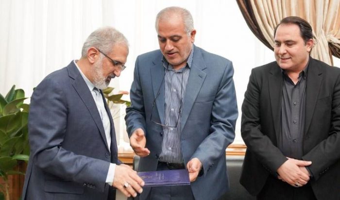 تقدیر رئیس بنیاد مسکن از بانک مسکن به‌ پاس نقش مؤثر در طرح نهضت ملی