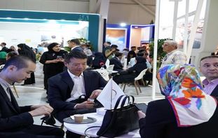 حضور سرمایه‌گذاران و نمایندگان شرکت‌های خارجی در غرفه هلدینگ خلیج فارس