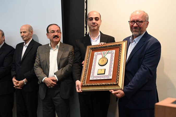 اهدای نشان عالی مدیریت روابط عمومی و مدال زرین به داریوش سهرابی