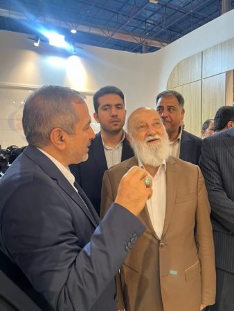 بازدید دکتر مهدی چمران، رئیس شورای اسلامی شهر تهران، از غرفه موسسه اعتباری ملل، در نمایشگاه بین‌المللی مشهد