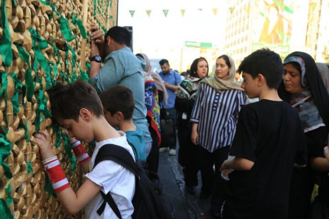 توسل شهروندان به امام رضا(ع) در جوار پنجره فولاد نمادین موکب محبان رضا منطقه ۱۲