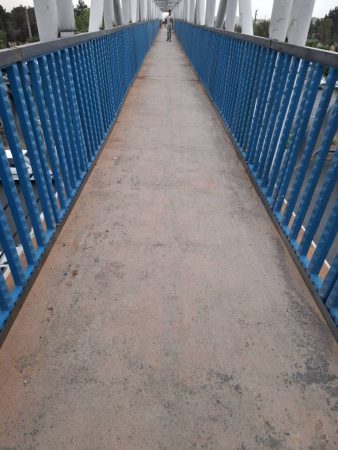 نصب و ایمن‌سازی هزار مترمربع نرده پلیمری در پل های عابر پیاده منطقه ۱۹