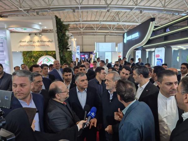 بازدید دکتر پزشکیان از غرفه هلدینگ خلیج فارس در نمایشگاه نفت، گاز و پتروشیمی