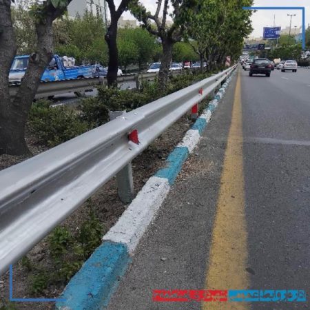 نصب هزار قطعه شبرنگ روی گاردریل‌های حاشیه بزرگراه همت غرب به شرق در منطقه ۳