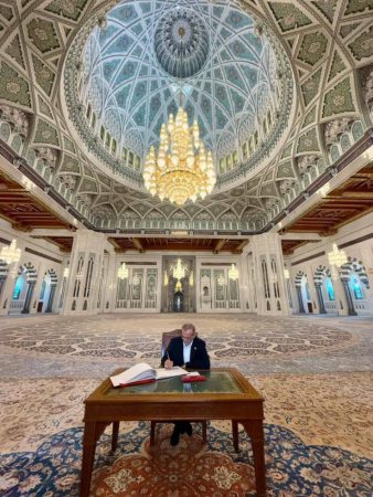 نگارش در  دفتر يادبود، بر روی  فرش نفیس شرکت فرش ایران، وابسته به موسسه اعتباری ملل