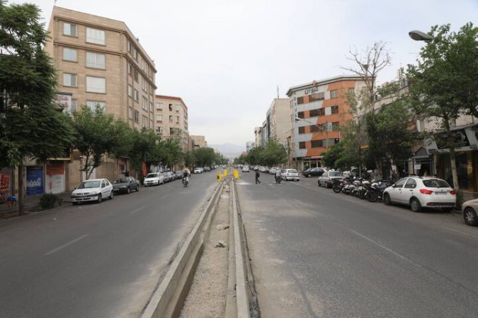 احداث جداول جداکننده و رفیوژ سبزمیانی در خیابان های آیت و مدنی