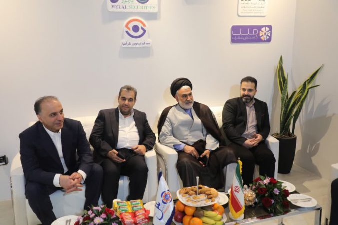 پاسخگویی مستقیم مدیرعامل موسسه اعتباری ملل به سوالات مردم در نمایشگاه اینوکس مشهد