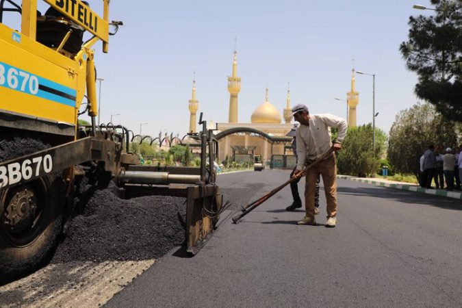 اجرای عملیات دو هزار و ۵۵۰ تنی آسفالت ریزی در مسیرهای منتهی به حرم امام خمینی (ره)