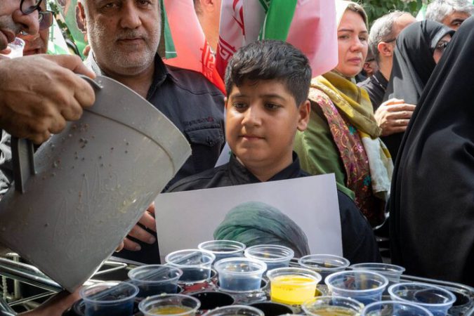 میزبانی موکب محبان الرضا (ع) منطقه یک از عزاداران در مسیر تشییع شهدای اقتدار