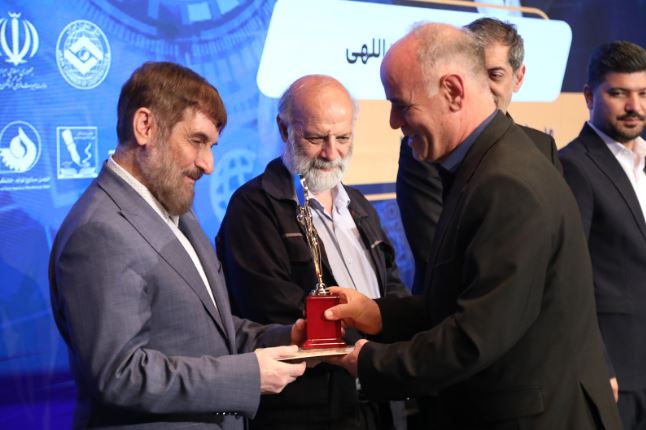 در نهمین اجلاس سراسری رضایتمندی مشتری با رویکرد اعطا نشان ملی اعتماد مشتریان؛ تندیس زرین همایش به بیمه دی رسید