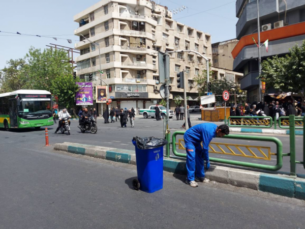 عوامل اجرایی و نیروهای کارگری اداره مدیریت پسماند شهرداری منطقه ۱۲ با استقرار در نقاط و پهنه تعیین شده به شهروندان خدمات‌رسانی کردند.