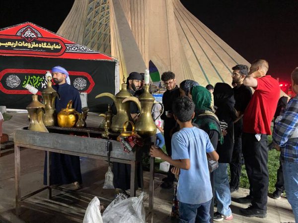 فعالیت غرفه‌های شهرداری منطقه ۱۹ در پردیس فرهنگی محرم در میدان آزادی