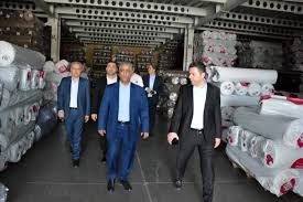 بازدید مدیرعامل بانک صنعت ومعدن از صنعت پیشران نساجی کشور؛ حمایت از شرکت دانش‌بنیان و صادرکننده برتر در حوزه تولید پارچه‌های رومبلی و پرده‌ای