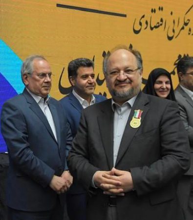 اعطای «نشان ملی مدیریت کسب و کار سال کشور» در حوزه حکمرانی اقتصادی به محمد شریعتمداری