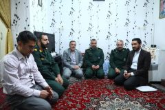 شهردار منطقه ۱۲ به دیدار مادر شهید حسن کمالی رفت