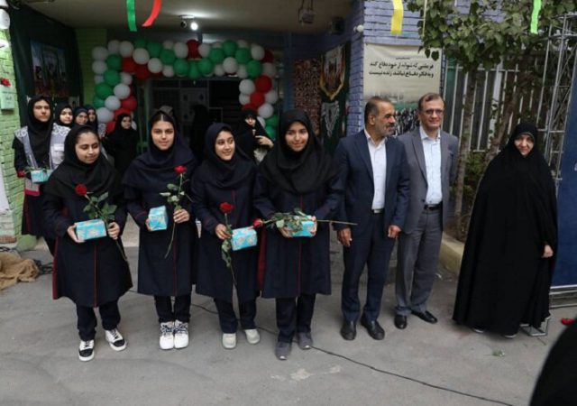 طنین زنگ مهر با شعار سلام به آینده در مدارس منطقه ۲