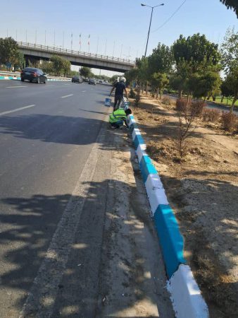 رنگ‌آمیزی ۱۰ هزار متر از جداول بزرگراه شهید کاظمی در منطقه ۱۹