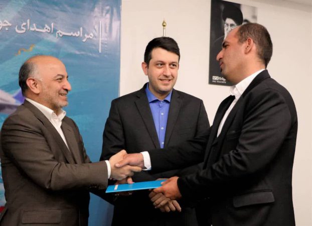 از جاری شدن اشک شوق برنده زنجانی تا باور نکردن برنده شدن شهروند ایلامی / جوایز برندگان جشنواره عید تا عید بیمه دی اهدا شد