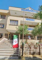 توزیع پرچم ایران در کنار زیباسازی و پاکسازی پیرامونی مدارس منطقه یک