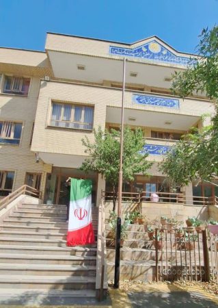 توزیع پرچم ایران در کنار زیباسازی و پاکسازی پیرامونی مدارس منطقه یک