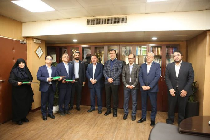 تکریم یادگاران شهدا در بیمه البرز به مناسبت هفته دفاع مقدس