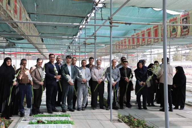 غبار روبی و عطرافشانی قبور شهدا توسط کارکنان اداره کل محیط زیست شهرداری تهران