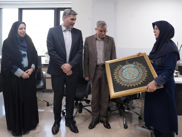 تجلیل از خواهر شهید «صادق محمدیاری» به مناسبت هفته دفاع مقدس