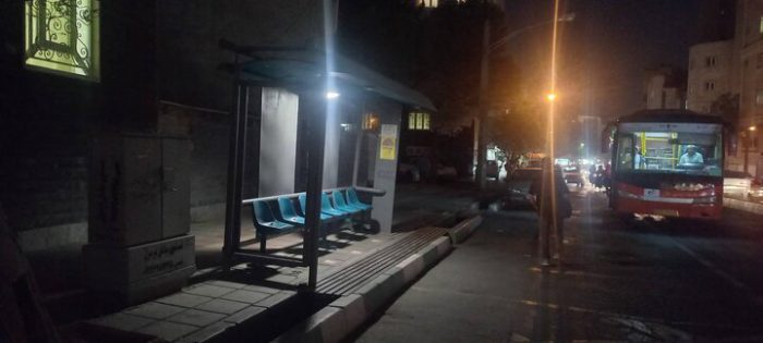 توسعه روشنایی شهری با بهره‌گیری از انرژی خورشیدی در سرپناه‌های حمل و نقل عمومی منطقه ۱۹