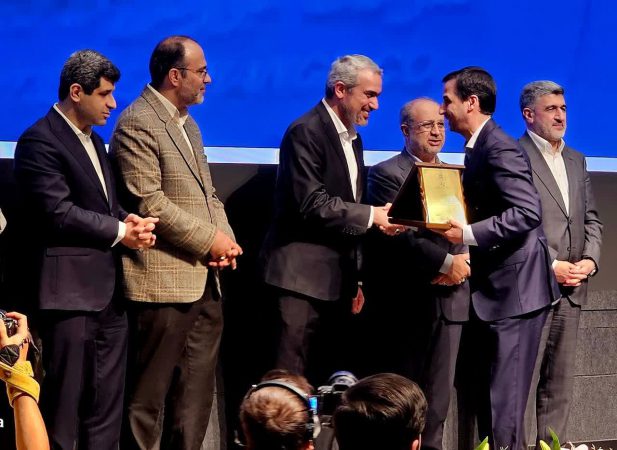 گواهی سپرده کالایی گندله چادرملو رونمایی شد/اهدای لوح افتخار برترین‌های بورس کالا به مدیرعامل چادرملو