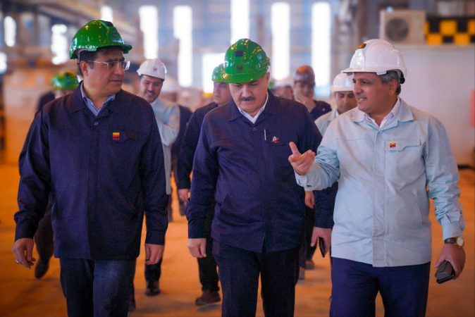 فولاد شادگان نماد جهاد اقتصادی است/دکتر علیرضا مخبر دزفولی قائم مقام مدیرعامل شرکت فولاد خوزستان در امور ستادی و مسولیت های اجتماعی از خط تولید کارخانه فولادسازی شرکت صنعت فولاد شادگان بازدید کرد.
