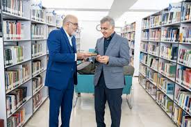 بازدید مدیرعامل گروه توسعه پتروایران از کتابخانه عمومی پارک‌شهر به مناسبت روز کتاب و کتاب‌خوانی