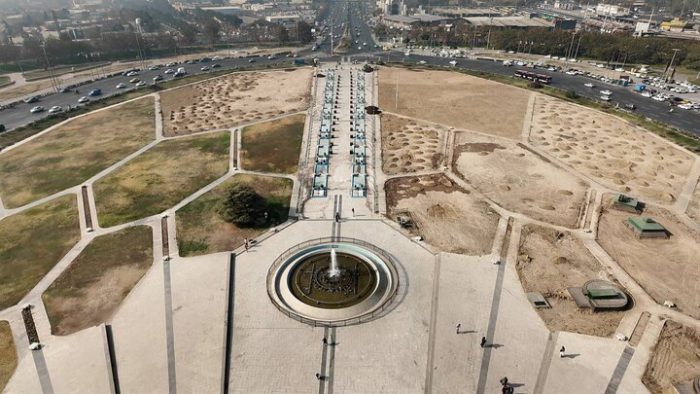 عملیات بازپیرایی چمن‌های میدان آزادی پس از ۱۵ سال آغاز شد