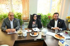 اهدای نشان پیام‌آوران مهربانی به شهردار منطقه یک تهران